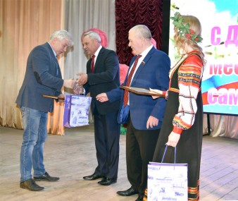 Главе администрации поселка А.Е. Тезенину вручается Благодарность Законодательного собрания Нижегородской области