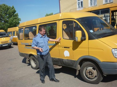 Государственный инспектор ОГИБДД МО МВД «Княгининский» Александр Евгеньевич Данилов осматривает школьный автобус