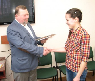 Именную стипендию из рук А.Г. Спирина получает активистка из Кишкина Мария Грошева