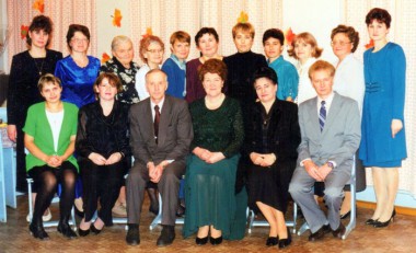 Коллектив Советской средней школы, 2001 г. (1-я слева сидит А.А. Жеребцова)