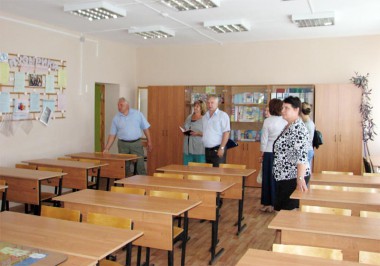 Комиссия осматривает подготовленные классы в средней школе поселка