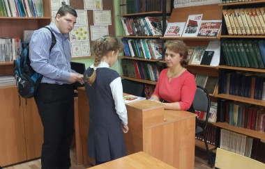 Л.Н. Сарбаева без труда подберет нужную литературу для посетителей школьной библиотеки