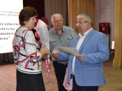 Людмила Вениаминовна Сипатова принимает слова благодарности за многолетний труд