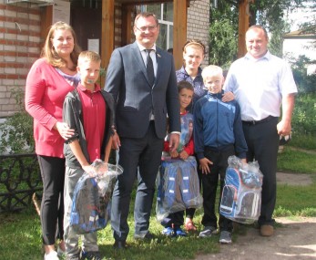 Мальчишки с подарками от А.В. Ефремцева и их мамы сфотографировались с депутатом на память