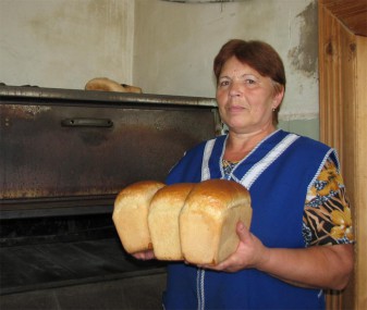Мария Николаевна  Кулажонкова на протяжении многих лет с удовольствием печёт хлеб для своих  односельчан