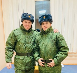 Максим Столяров и Алексей Сипаев на военных сборах в новенькой военной форме — словно призывники