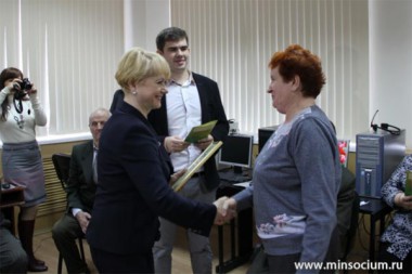 Министр социальной политики Нижегородской области О.В. Носкова вручает Т.Ю. Македонской Подарочный сертификат