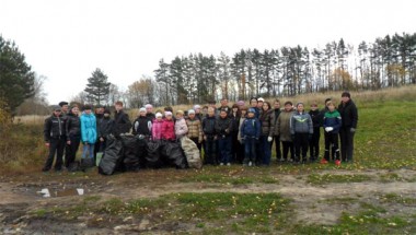 Много мешков мусора набрали ребята на берегу Чернушинского пруда во время экологической акции