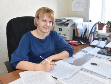 Молодой специалист комитета по управлению экономикой Ю.А. Горячева отвечает за защиту прав потребителей