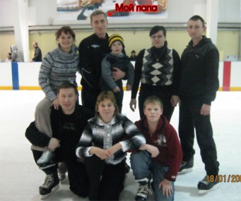 «Мы очень любим кататься на коньках» (Фото из семейного архива Хорьковых)