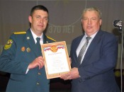 Начальник ПСЧ-129 А.А. Куликов получает благодарность Земского собрания и администрации района от Н.А. Белякова