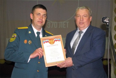 Начальник ПСЧ-129 А.А. Куликов получает благодарность Земского собрания и администрации района от Н.А. Белякова