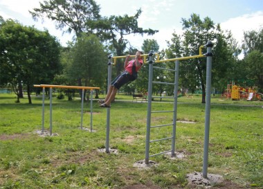 Начало спортивной площадке в парке положено