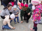 Несмотря на прохладную погоду, дети с удовольствием рисовали мелом на асфальте