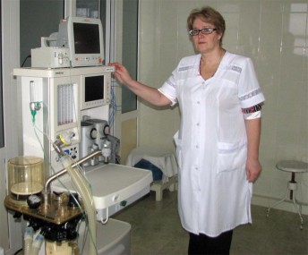 Новое оборудование для хирургического  отделения в ЦРБ демонстрирует  старшая медсестра Н.Кашина