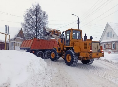 Огромные отвалы снега с улицы Советская, впрочем, как и с других улиц поселка, не устранить без тяжелой техники