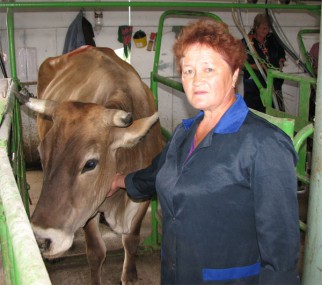 Оператор машинного доения ПСХ «Надежда» Евстолия Геннадьевна Шестакова работает в животноводстве всю трудовую жизнь.  За 1 полугодие т.г. от закрепленной группы коров она надоила более 104 тонн молока.