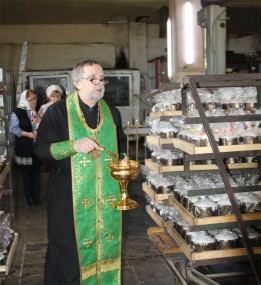 Отец Димитрий освящает на хлебозаводе праздничные куличи