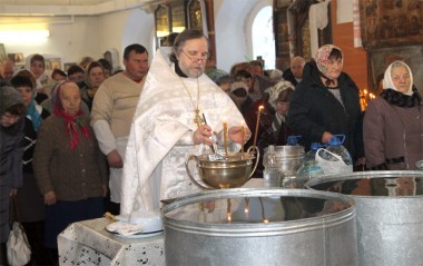 Отец Димитрий освящает воду