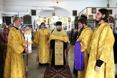 Отец  Димитрий встречает епископа Лысковского и Лукояновского Силуана в Троицком храме