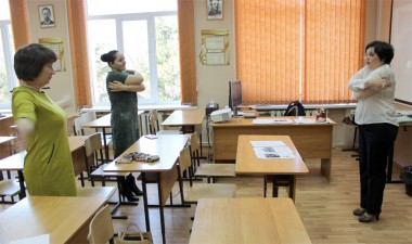 Педагог-психолог Л.Ю. Морозова проводит занятия с родителями