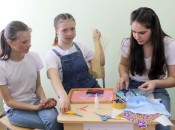 Победительницы конкурса Дарья Верьялова, Елизавета Земскова и Ксения Малахова из Холязинской школы изготавливают картину