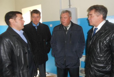 Подрядчик строительства А.А. Калашников (справа) заверил руководство района, что в школе будет тепло