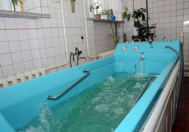 Подводный душ-массаж в кабинете водолечения