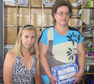 Пока поселок еще спит, Любовь Александровна Абрамова и Татьяна Николаевна Иноземцева уже сортируют доставленную в район почту