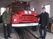 Пожарный-водитель Советского сельсовета С.В. Морозов и Д.А. Макаров у пожарного автомобиля «ЗИЛ-130»