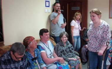 Председатель волонтерской организации Ольга Смирнова (справа) подошла к каждому обитателю дома-интерната