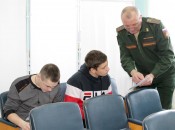 Представитель военкомата В.А. Большаков объясняет призывникам, как заполнить тест