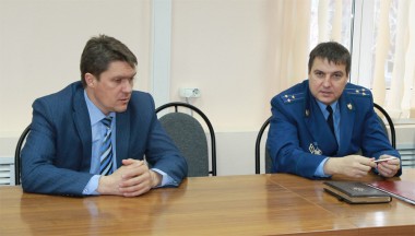 Прокурор М.Г. Макашов пообщался с замглавы администрации района Д.А. Макаровым на самые актуальные для местных жителей темы