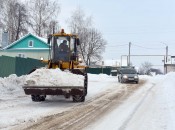 Работники МБУ «Благоустройство» который день борются со снежной стихией в Большом Мурашкине. Снег в этом году приходится убирать, используя дополнительные ресурсы.