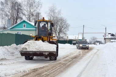 Работники МБУ «Благоустройство» который день борются со снежной стихией в Большом Мурашкине. Снег в этом году приходится убирать, используя дополнительные ресурсы.