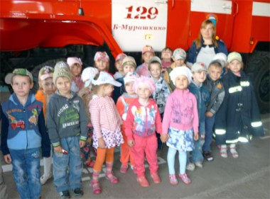 Ребята из детского сада "Ягодка" на экскурсии в пожарной части