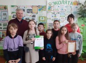 Ребята из объединения «Друзья природы» со своим руководителем и директором школы