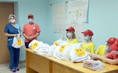 Ребята из волонтерского объединерия «Мост» порадовали врачей ЦРБ