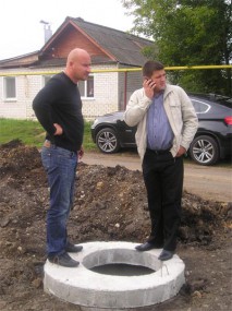 Руководитель подрядчика Д.Ю. Устимов  и специалист УКС А.А. Масанов обсуждают,  как ускорить пуск водопровода