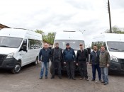 Счастливые водители новеньких автобусов ждут свои первые рейсы