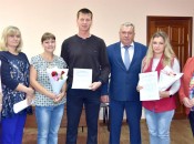 Семьи Федяевых и Савкиных с долгожданными сертификатами