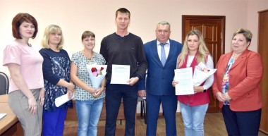 Семьи Федяевых и Савкиных с долгожданными сертификатами