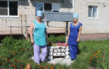 Шеф-повар Наталья Гроздова и повар  Марина Архипова старательно обихаживают вверенный им участок