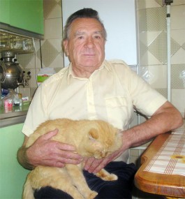 Сидя на коленях у Виктора Дмитриевича Балашова, кот Рыжий с удовольствием слушает рассказы о лесе