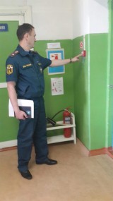 С.М. Матюнин проверяет работу системы автоматической пожарной защиты в Карабатовской школе