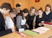 Специалист Анна Козлова знакомит школьников с основными документами ЗАГСа