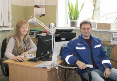 Специалисты группы учета электроэнергии Елена Курагина  и Алексей Круглов