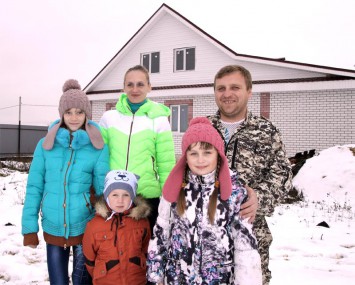 Светлана и Григорий Седовы со своими детьми — Жанной, Алексеем и Ксюшей — недавно переехали в свой новый дом на улице Садовая, где за счет районного бюджета подведены газопровод и водопровод.