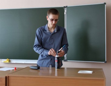 Учащийся 10 класса БСШ Иван Бердников, выступая в секции юных химиков, наглядно доказал, что горение железа возможно.