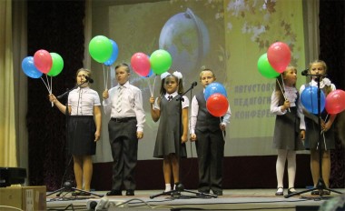 Учителей приветствуют учащиеся Большемурашкинской средней школы